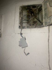 Я виконував ремонт в щитку Я виконував ремонт в щитку