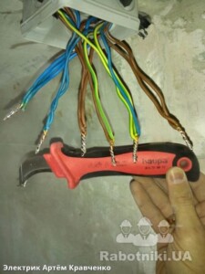 Электрик Киев - делаю соединение проводов в распределительной коробке пайкой Электрик Киев - делаю соединение проводов в распределительной коробке пайкой