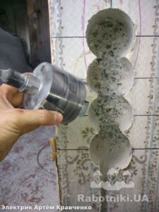 Алмазною коронкою вирізав отвори під підрозетники при заміні проводки Алмазною коронкою вирізав отвори під підрозетники при заміні проводки