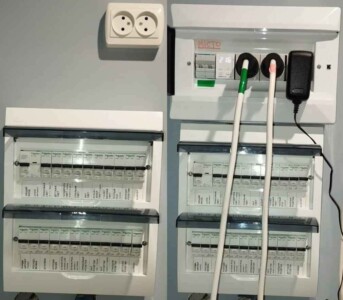 Переробив щиток, щоб поруч стояв щит для автоматичного вводу резерву Переробив щиток, щоб поруч стояв щит для автоматичного вводу резерву