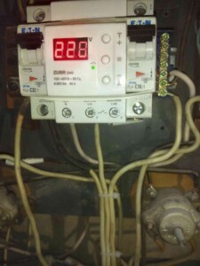 Під напругою замінюю старі автомати на нові разом з реле контролю напруги Під напругою замінюю старі автомати на нові разом з реле контролю напруги