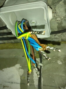 Электрик Киев - делаю соединение кабелей пайкой при прокладке проводки Электрик Киев - делаю соединение кабелей пайкой при прокладке проводки