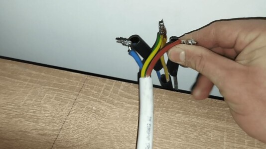 За допомогою професійного з'єднання пайкою під'єдную плиту до кабелю За допомогою професійного з'єднання пайкою під'єдную плиту до кабелю