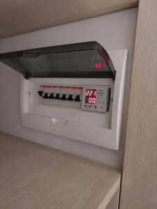 Терміново відновив живлення квартири, після діагностики купив і замінив реле контролю напруги Терміново відновив живлення квартири, після діагностики купив і замінив реле контролю напруги