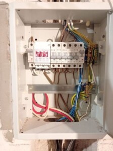 Перезібрав квартирний електричний щит, встановив нові автомати і реле контролю напруги Перезібрав квартирний електричний щит, встановив нові автомати і реле контролю напруги