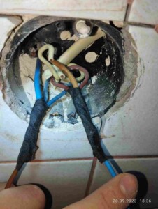 Виконую професійне якісне з'єднання проводів всередині підрозетника для підключення розетки Виконую професійне якісне з'єднання проводів всередині підрозетника для підключення розетки