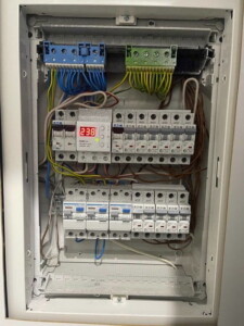 Переробляв квартирний електрощит під живлення квартири від автономної зарядної станції Переробляв квартирний електрощит під живлення квартири від автономної зарядної станції