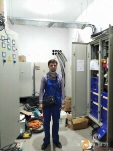 Штатним електриком обслуговував електрощитові кожного під'їзду в ЖК Нова Англія Штатним електриком обслуговував електрощитові кожного під'їзду в ЖК Нова Англія