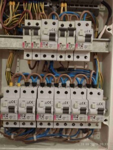 Робив пошук несправності і причини відсутності роботи розеток, відремонтував проводку в щиті Робив пошук несправності і причини відсутності роботи розеток, відремонтував проводку в щиті