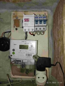 Встановив реле контролю напруги під напругою в поверховому щиті Встановив реле контролю напруги під напругою в поверховому щиті