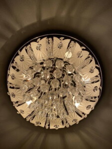 Встановив хрустальну люстру зі складною збіркою деталей Встановив хрустальну люстру зі складною збіркою деталей