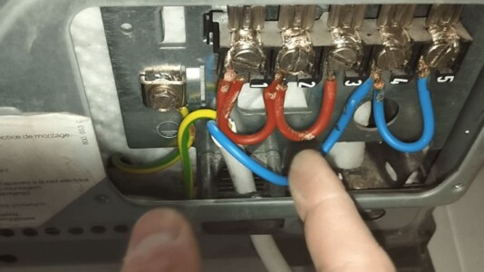 Роблю приєднання проводу до плити пайкою кінців жил кабелю Роблю приєднання проводу до плити пайкою кінців жил кабелю