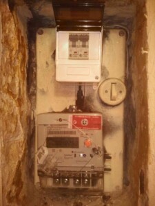 Роблю заміну старих пробок на автоматичні вимикачі в щиті під напругою Роблю заміну старих пробок на автоматичні вимикачі в щиті під напругою