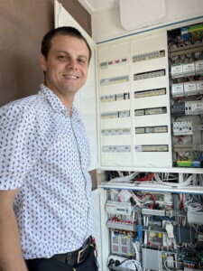 Встановлення автоматичних вимикачів в електрощиті Встановлення автоматичних вимикачів в електрощиті