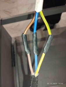 Роблю професійне приєднання електричної плити, з'єдную проводи за допомогою опресування гільзами Роблю професійне приєднання електричної плити, з'єдную проводи за допомогою опресування гільзами