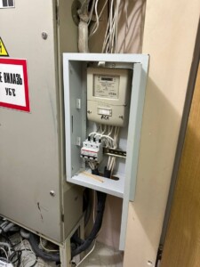 Роблю встановлення і підключення нового автоматичного вимикача в електрощитовій Роблю встановлення і підключення нового автоматичного вимикача в електрощитовій