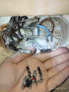 Роблю ремонт згорілих контактних з'єднань проводів в розподільчій коробці Роблю ремонт згорілих контактних з'єднань проводів в розподільчій коробці