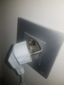 Терміновий виклик для усунення загоряння електричної проводки Терміновий виклик для усунення загоряння електричної проводки