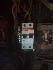 Роблю відновлення електропостачання і заміну автоматів в поверховому щиті Роблю відновлення електропостачання і заміну автоматів в поверховому щиті