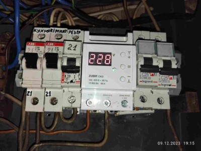 Роблю купівлю і встановлення автоматичних вимикачів і реле контролю напруги в щитку Роблю купівлю і встановлення автоматичних вимикачів і реле контролю напруги в щитку