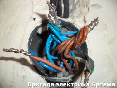 Роблю професійне з'єднання проводів за допомогою пайки в розподільчих коробках Роблю професійне з'єднання проводів за допомогою пайки в розподільчих коробках